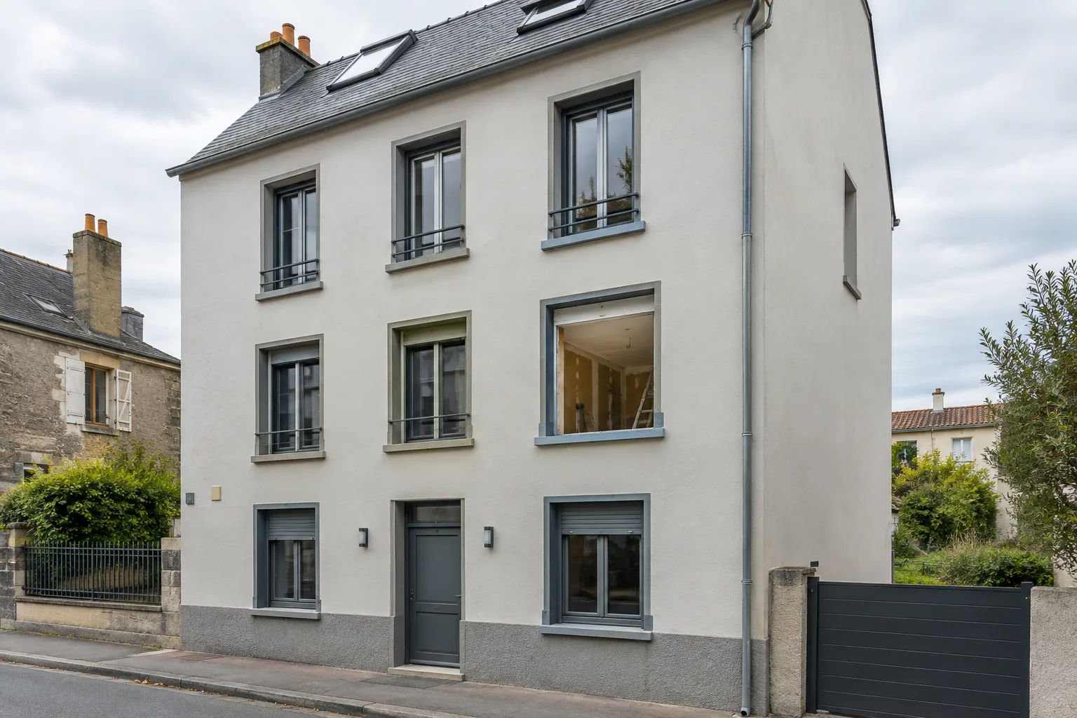 Façade d’un immeuble rénové, avec des murs isolés par l’extérieur.
