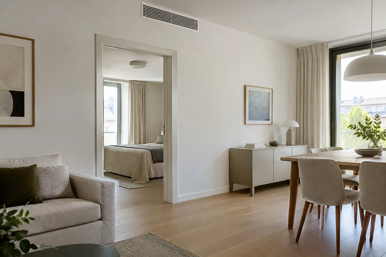 Une bouche de ventilation discrète dans un appartement rénové et lumineux.